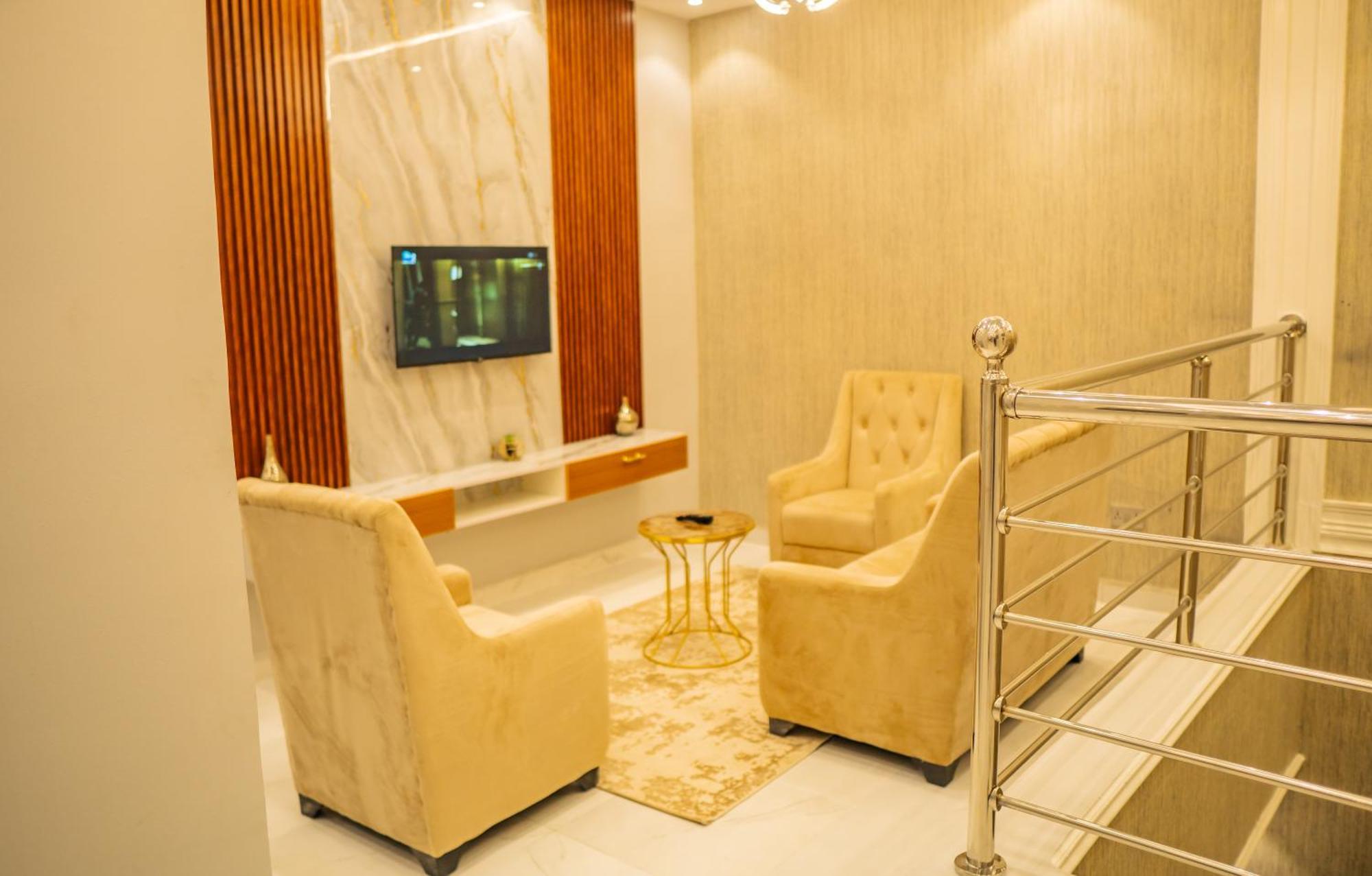 Ojaja Suites By Perennia Акуре Екстериор снимка